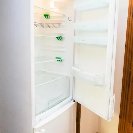 Summer Square - 2 Bedrooms Retro Flat With Great Location, 1st Fl