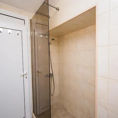 Summer Square - 2 Bedrooms Retro Flat With Great Location, 1st Fl *